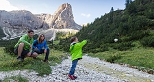 Familie-auf-der-Scotoni-Huette-ober-San-Cassiano